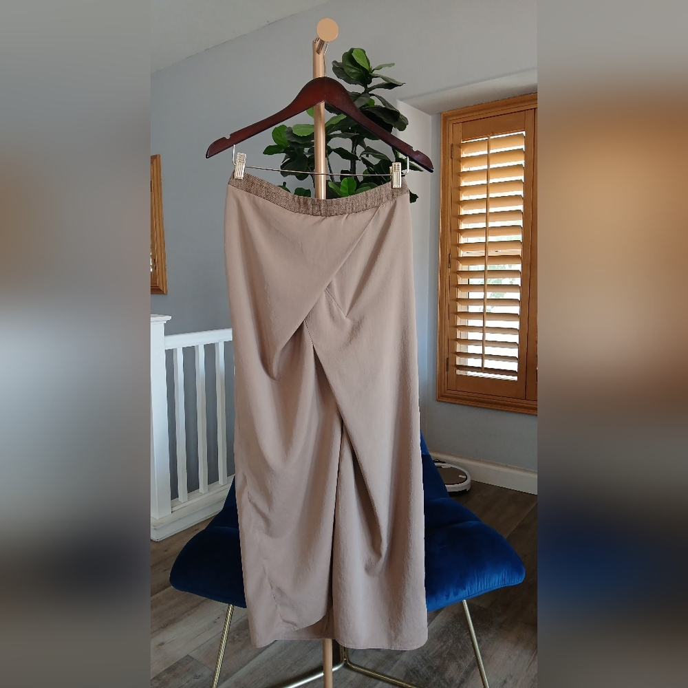 Brunello Cucinelli Layered Midi Silk Skirt in Beige. Size 6 - Picture 2 of 8